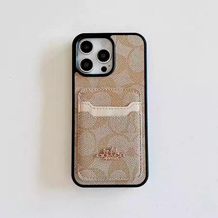 iPhoneシリーズ：iPhone 7～iPhone 16 Pro Max、Samsung Galaxyシリーズ：S10～S24 Ultra。上質な本革（オリジナルレザー）を使用し、高級感と耐久性を兼ね備えています。前面には「COACH」のブランドロゴが大胆にプリントされ、クラシックなスタイルを際立たせています。