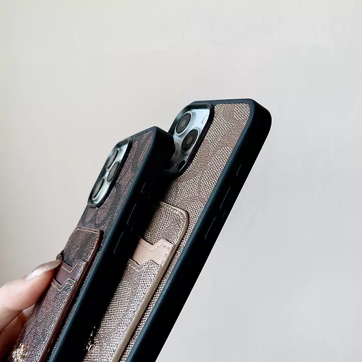 iPhoneシリーズ:iPhone 7~iPhone 16 Pro Max、Samsung Galaxyシリーズ:S10~S24 Ultra。上質な本革(オリジナルレザー)を使用し、高級感と耐久性を兼ね備えています。前面には「COACH」のブランドロゴが大胆にプリントされ、クラシックなスタイルを際立たせています。