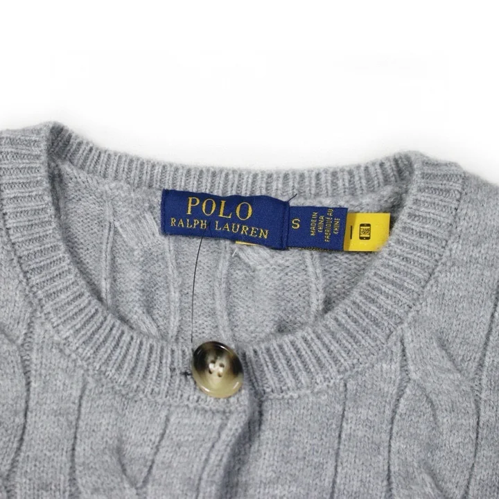 ツイストパターンボタンニットデザイン