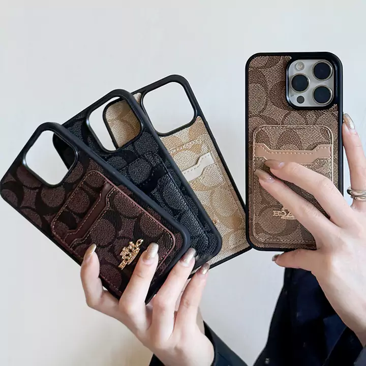 iPhoneシリーズ:iPhone 7~iPhone 16 Pro Max、Samsung Galaxyシリーズ:S10~S24 Ultra。上質な本革(オリジナルレザー)を使用し、高級感と耐久性を兼ね備えています。前面には「COACH」のブランドロゴが大胆にプリントされ、クラシックなスタイルを際立たせています。