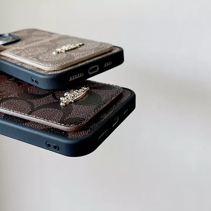 iPhoneシリーズ:iPhone 7~iPhone 16 Pro Max、Samsung Galaxyシリーズ:S10~S24 Ultra。上質な本革(オリジナルレザー)を使用し、高級感と耐久性を兼ね備えています。前面には「COACH」のブランドロゴが大胆にプリントされ、クラシックなスタイルを際立たせています。