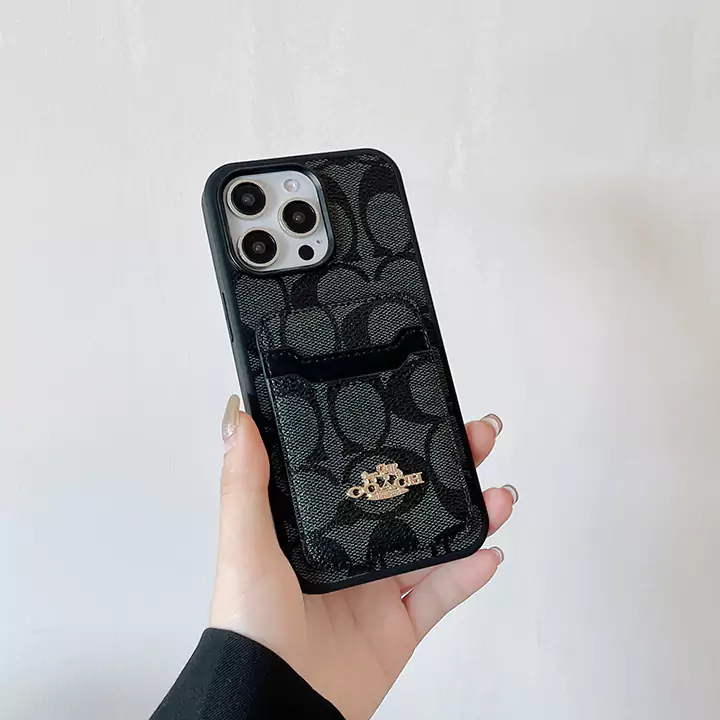 iPhoneシリーズ:iPhone 7~iPhone 16 Pro Max、Samsung Galaxyシリーズ:S10~S24 Ultra。上質な本革(オリジナルレザー)を使用し、高級感と耐久性を兼ね備えています。前面には「COACH」のブランドロゴが大胆にプリントされ、クラシックなスタイルを際立たせています。