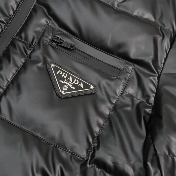 ロゴ付きフードダウンジャケット