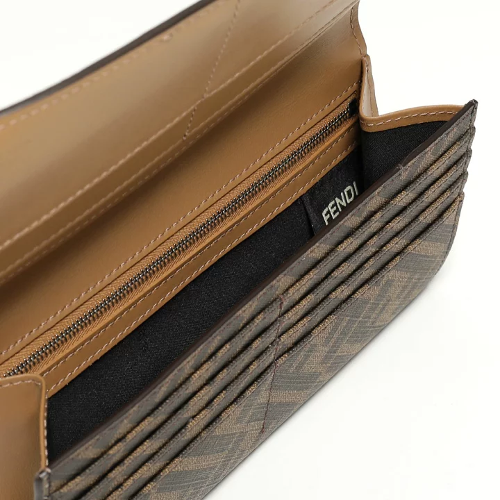 縫い目と裏地を確認