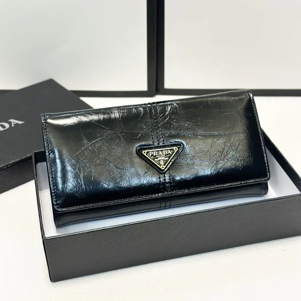 프라다(Prada) 지갑의 일련 번호는 어디에 있습니까?