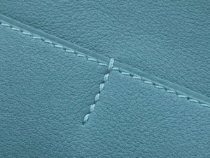 縫い目を確認する：斜めのサドルステッチが鍵