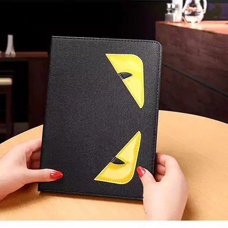 革の手触りと匂いを確認