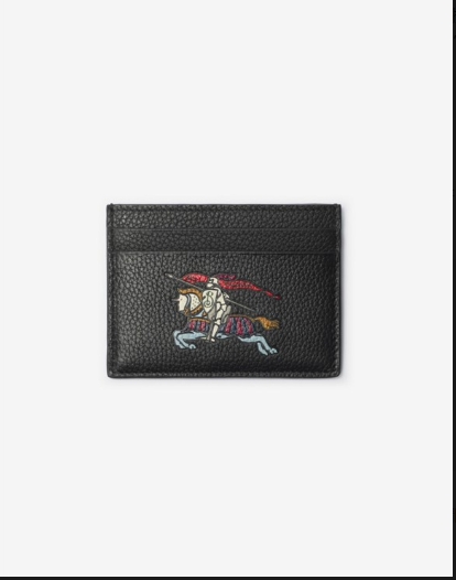 騎士標の刺繍をチェックする