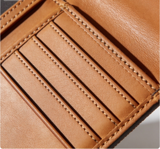 財布の縫い目を確認する