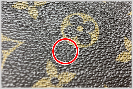 LVバッグの本物におけるモノグラム（文字組み合わせ）の配置